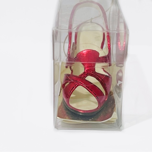 Metropolitan Museum of Art New York red shoe decor in sealed box. - Picture 10 of 14